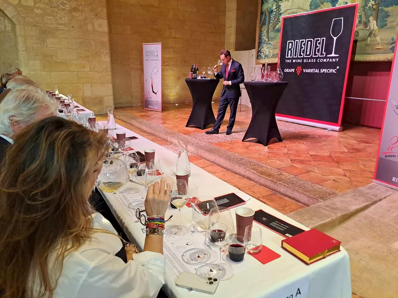 « Laissez le vin choisir le verre » : à Saint-Émilion, une masterclass pour s’initier à l’art du contenant