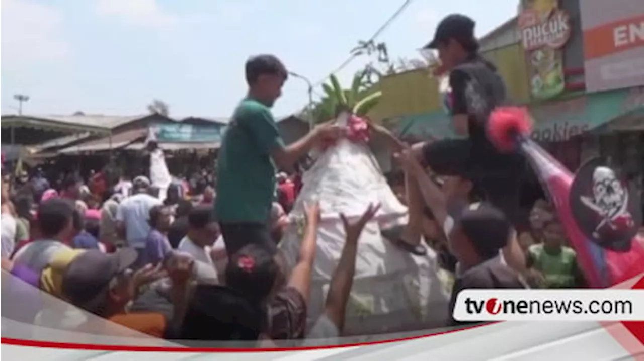 Meriahkan Ruwatan Pasar, Ratusan Warga Berebut Tumpeng Raksasa isi Sayuran, Buah buahan dan Burung Emprit