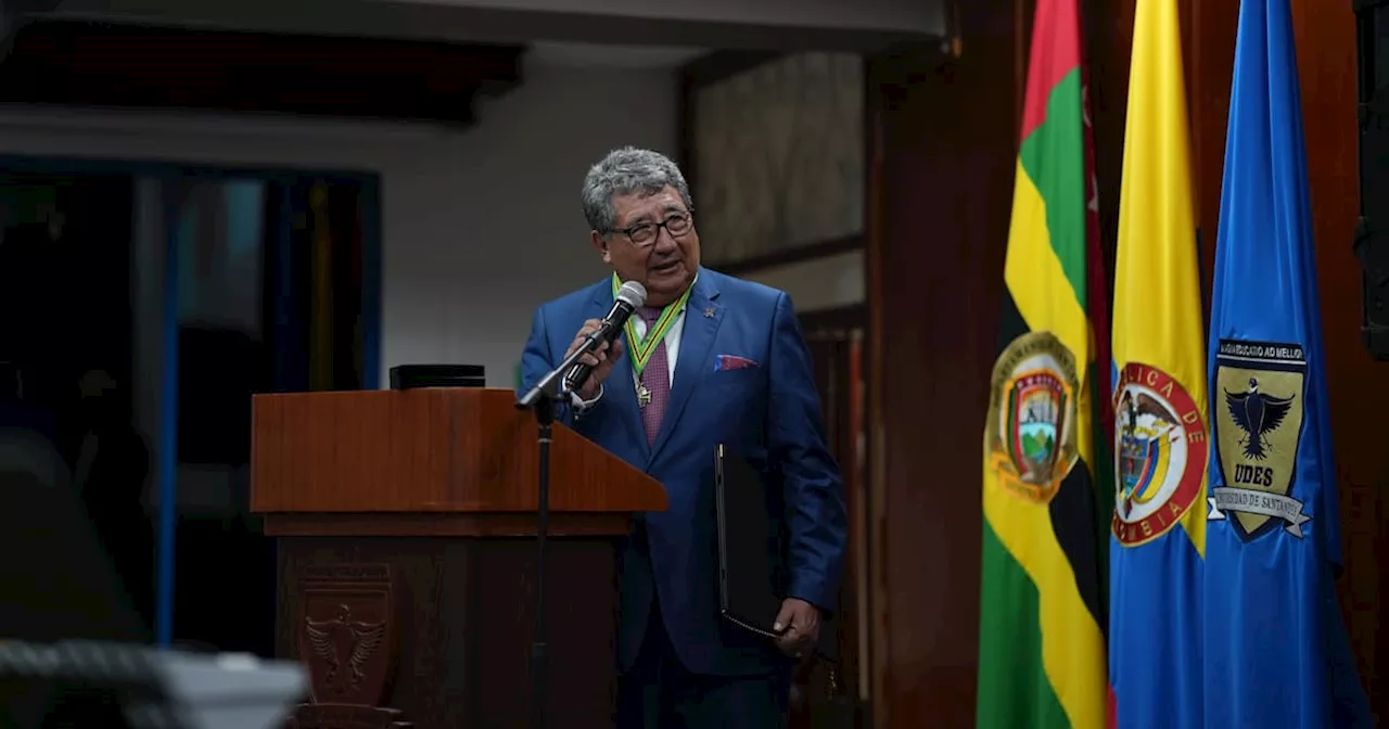 El doctor Patricio López Jaramillo recibe la Orden 'Luis Carlos Galán Sarmiento'