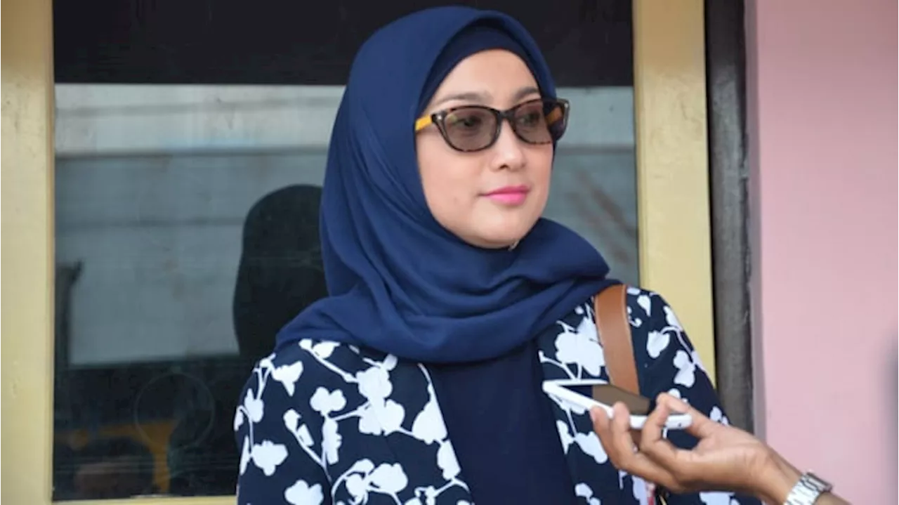 Desy Ratnasari Lulus Doktor dengan Memukau