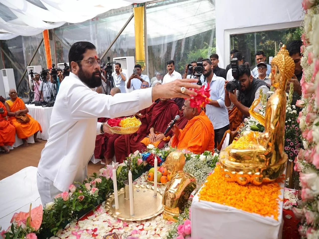 सरणं गच्छामि...इतिहासाद पहिल्यांदाच मुख्यमंत्र्यांच्या शासकीय निवासस्थानी बौद्ध भिख्खूना चिवरदान, धम्मदान आणि अन्नदान