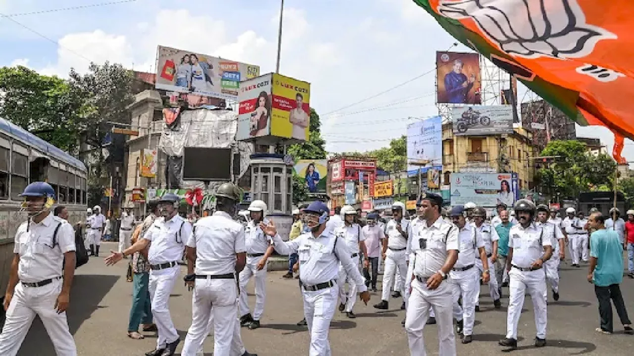 जूनियर डॉक्टर, रेप-मर्डर और जांच में ‘चूक’... BJP कार्यकर्ताओं ने गंगाजल और गोबर से किया पुलिस थानों का ‘शुद्धीकरण’