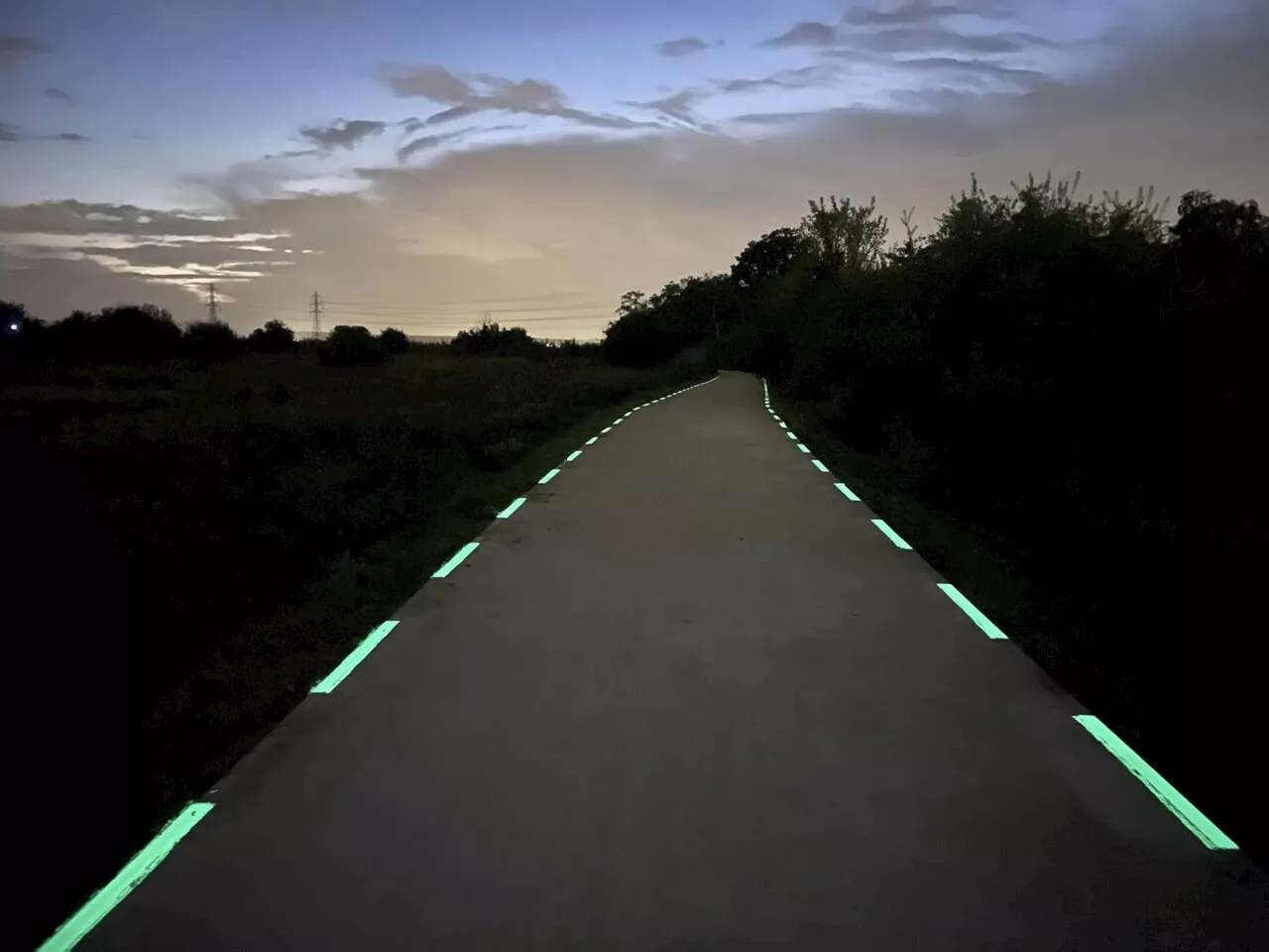 Une peinture réfléchissante illumine un chemin piéton et cyclable en France