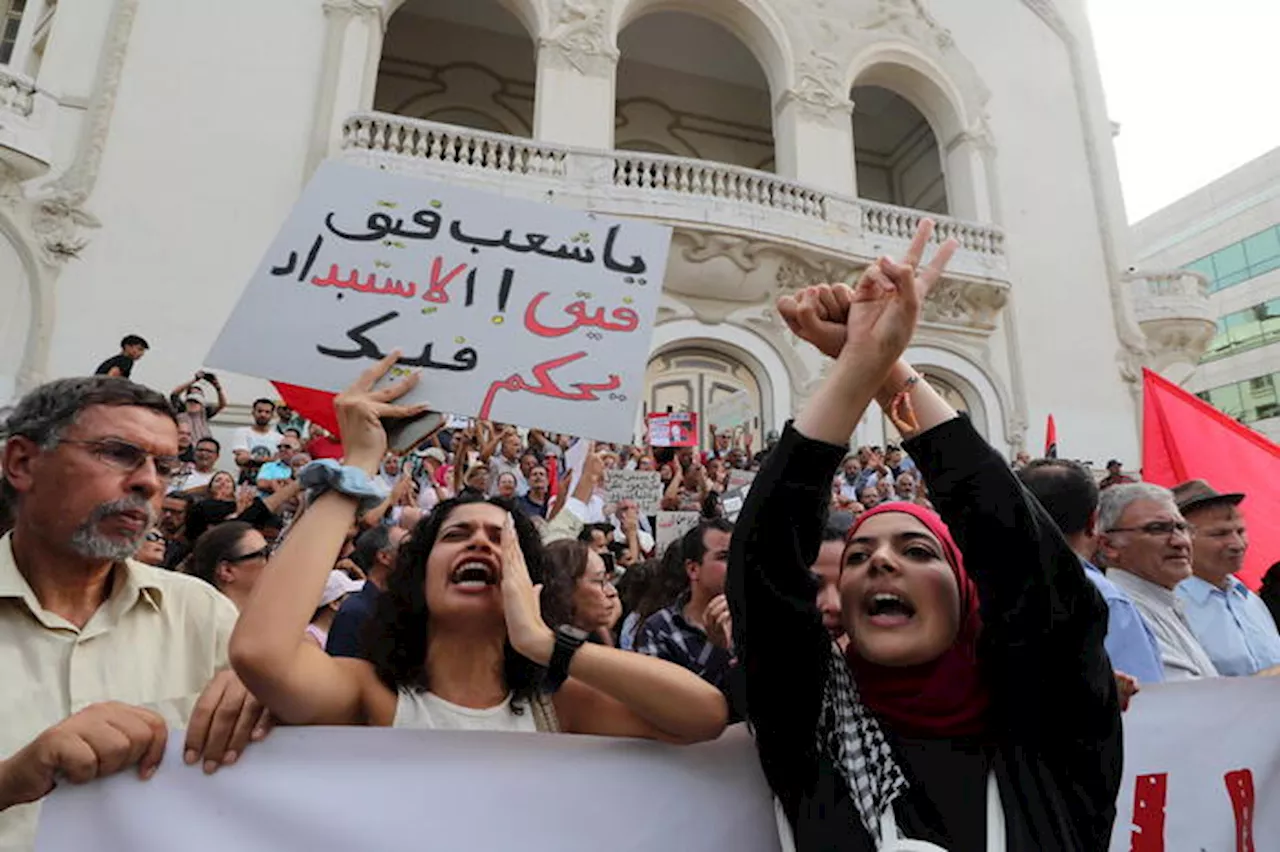 Attivisti di nuovo in piazza a Tunisi per diritti e libertà