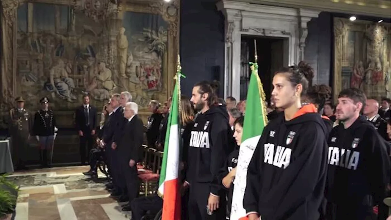 Parigi 2024, la nazionale di pallavolo al Quirinale: pallone e maglia a Mattarella