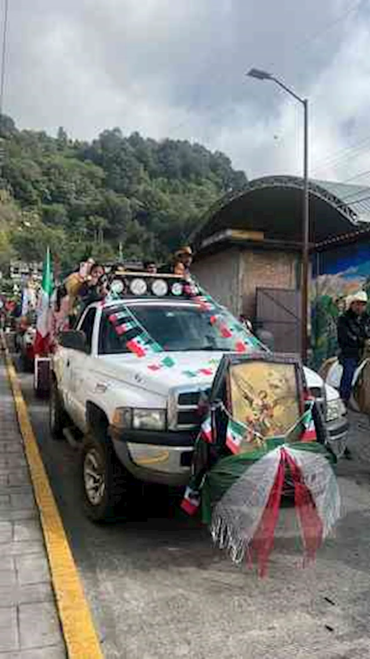 400 jinetes de La Perla y Mariano Escobedo cabalgan en honor a San Miguel Arcángel