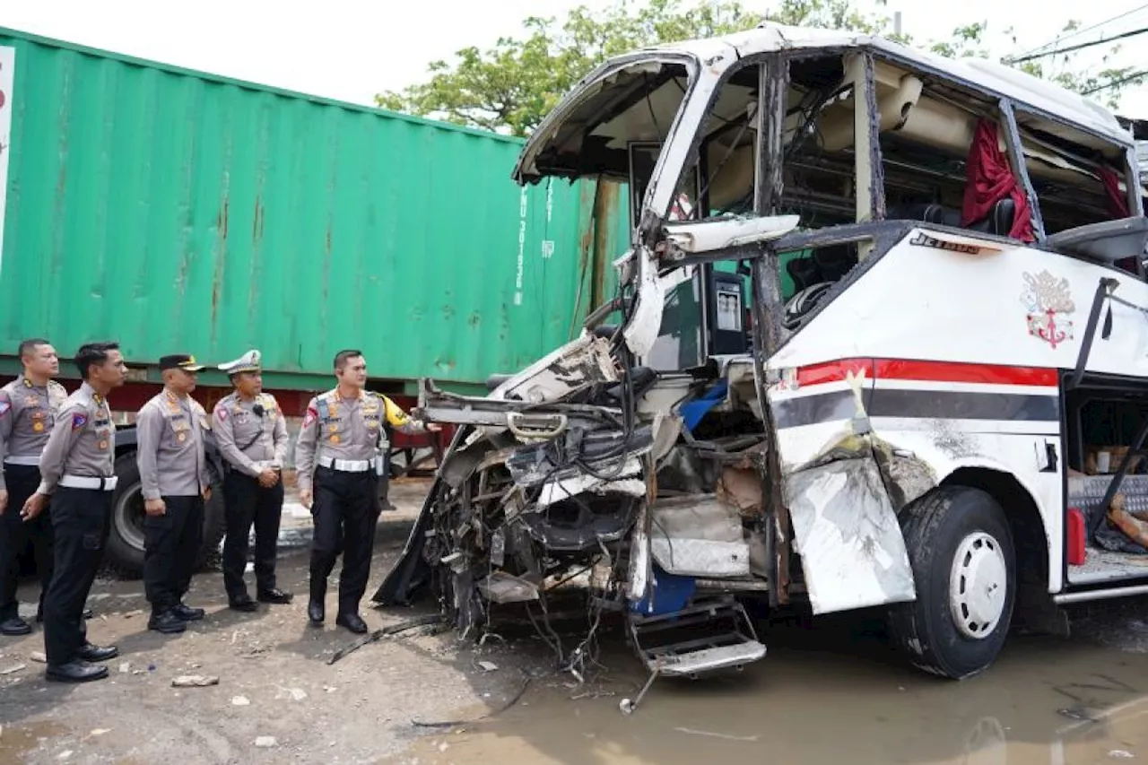 Enam Orang Meninggal Dunia dalam Kecelakaan Bus dengan Dua Truk Tronton di Pati