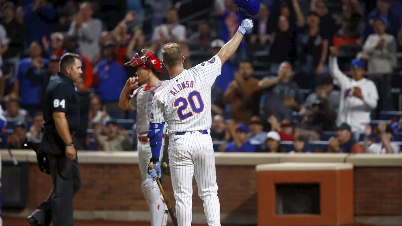 Mets' Pete Alonso tips helmet to Citi Field fans after prompting from home plate umpire