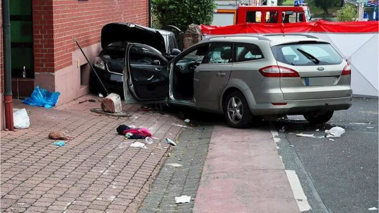 Unterfranken: Wagen fährt in Gruppe feiernder Menschen