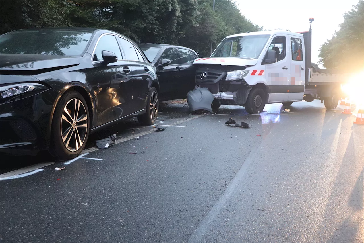 Verkehrsunfall mit einem Schwerverletzten und sechs beschädigten Fahrzeugen