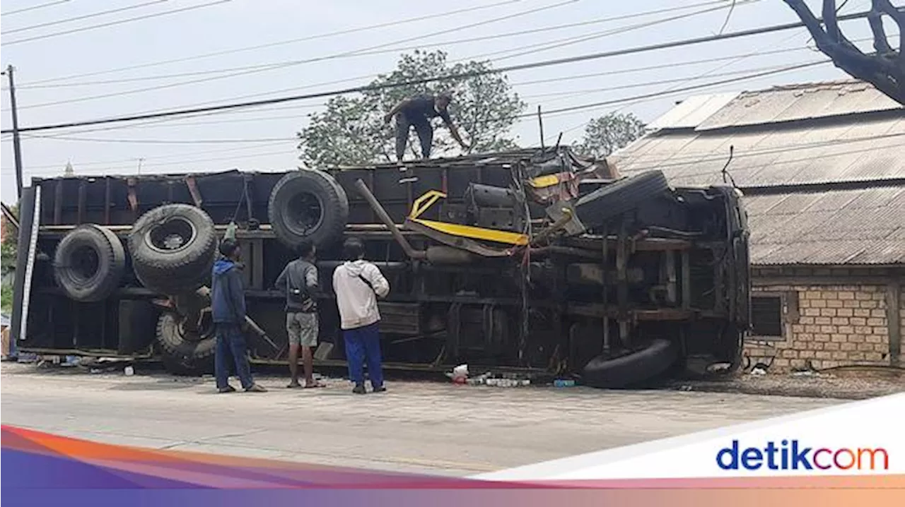 Detik-detik Ngeri Kecelakaan Bus Vs 2 Truk Tewaskan 6 Orang di Pantura Pati