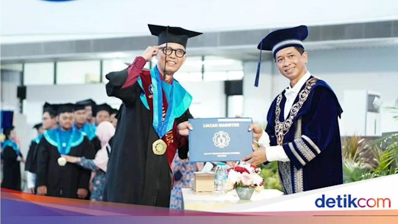 Peneliti BRIN Lulus sebagai Wisudawan Tertua di ITS dengan IPK 3,97