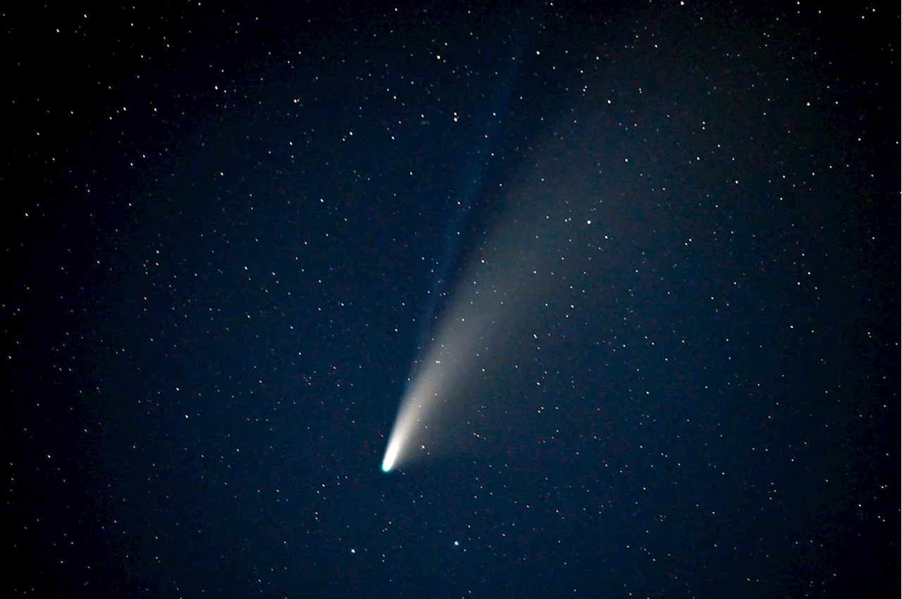 See A Naked Eye Comet And The Northern Lights: The Night Sky This Week