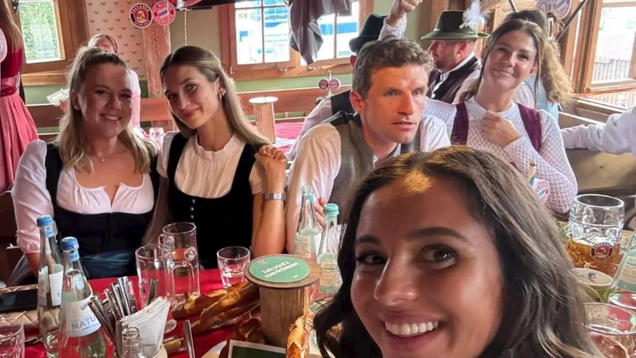 Thomas Müller feiert den Erfolg des FC Bayern beim Oktoberfest - ohne Ehefrau Lisa