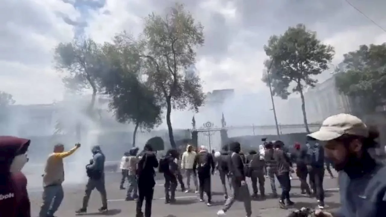 VIDEO: con pintas y petardos, así se manifestaron los normalistas de Ayotzinapa en la Segob