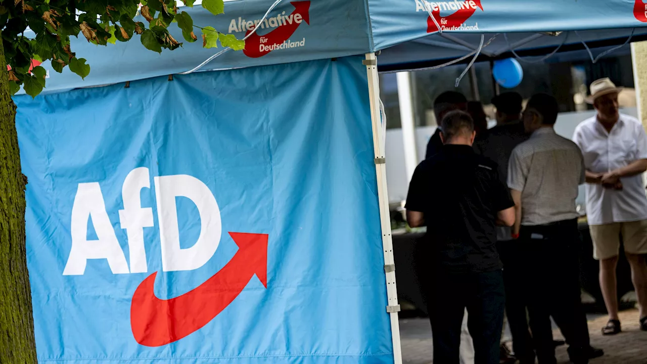 Bekanntes Lied umgewandelt - 'Jetzt gehts ab, wir schieben alle ab' auf AfD-Party