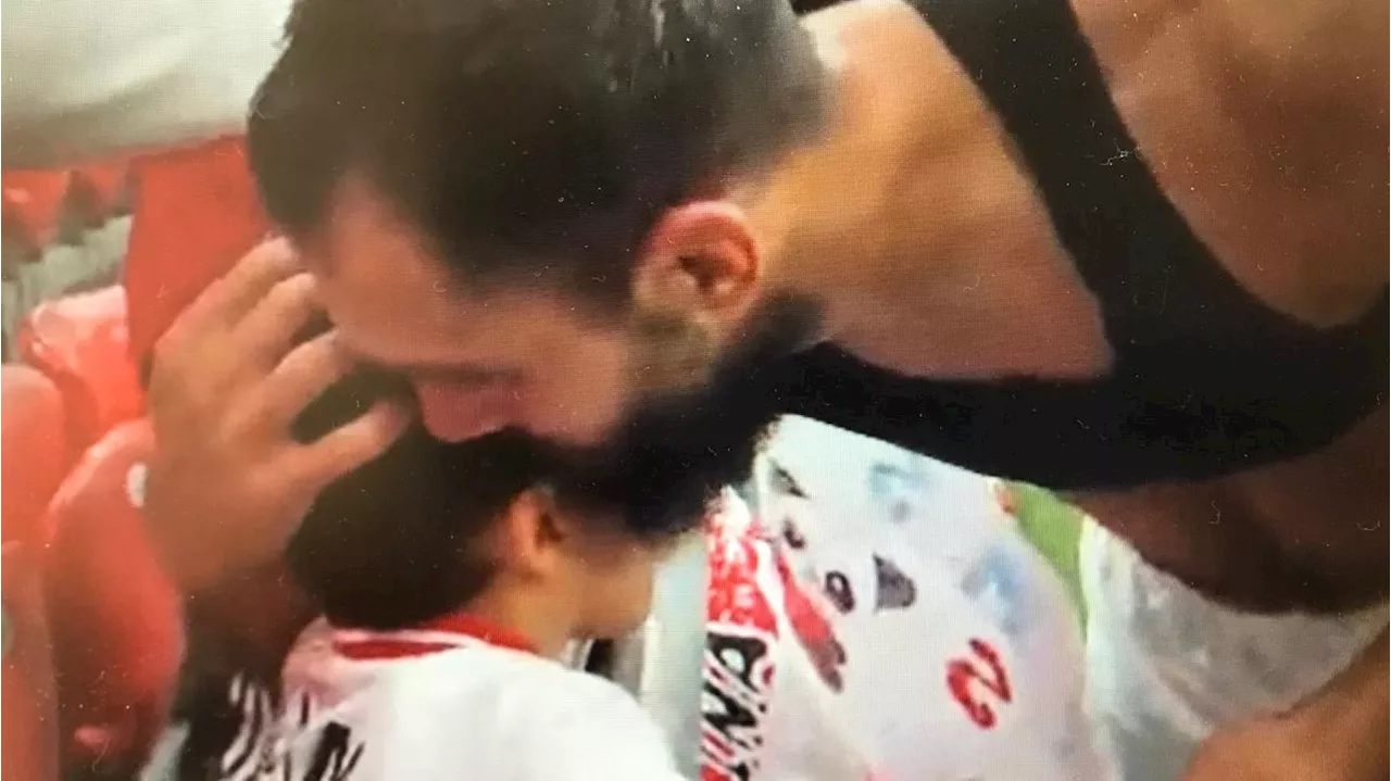 Un hincha del Athletic, emocionado por el gesto de Borja Iglesias hacia su hijo