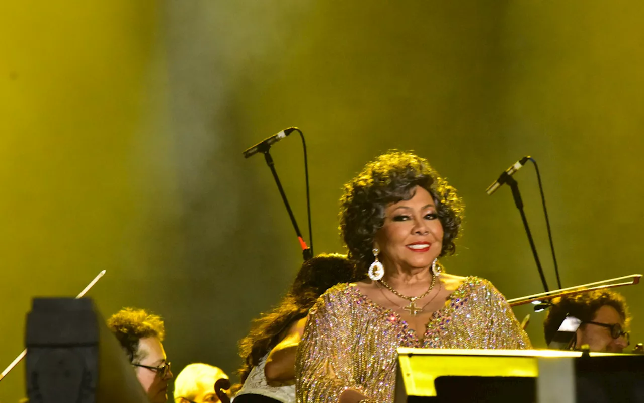 Ao lado de orquestra, homenagem aos 50 anos de carreira de Alcione relembra grandes sucessos