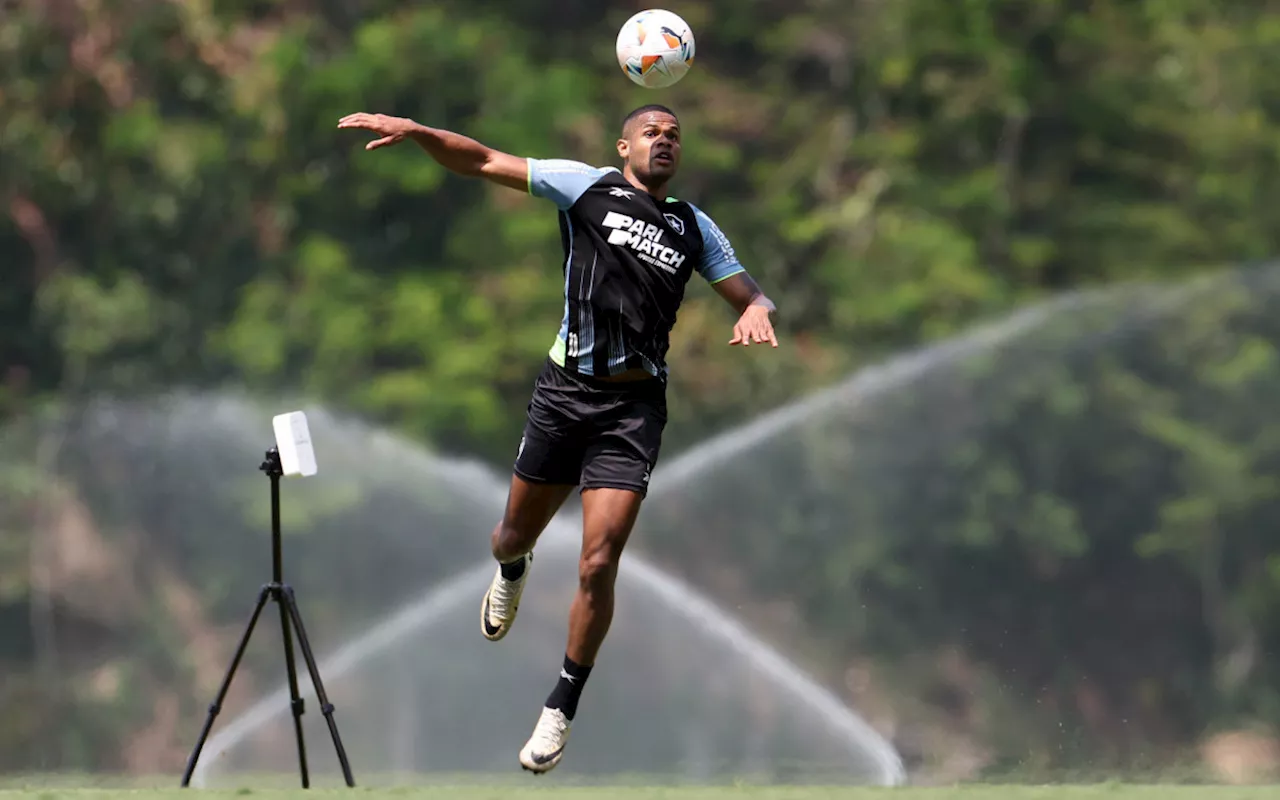 Cuiabano, Eduardo e Júnior Santos treinam com o elenco do Botafogo