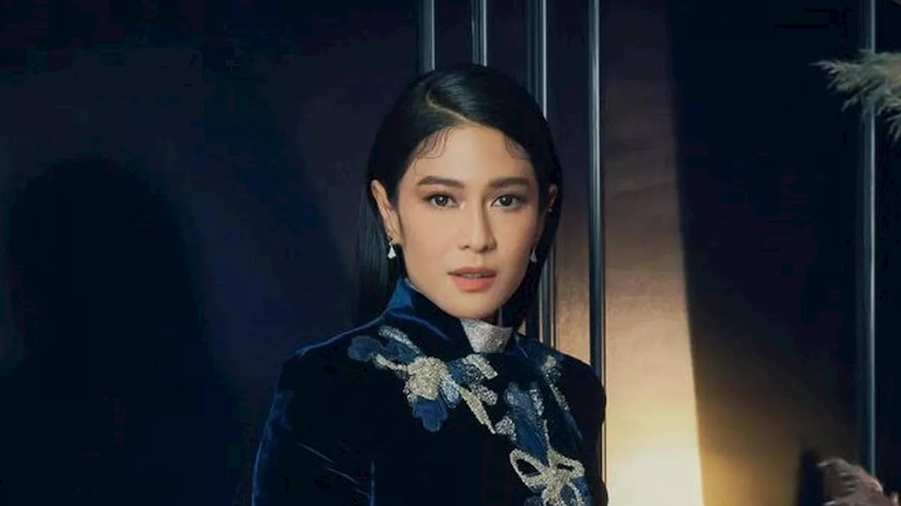 Gaya Mewah dengan Kebaya Velvet Navy, Inspirasi dari Dian Sastrowardoyo hingga Ria Ricis