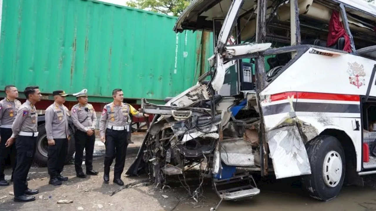 Kecelakaan Maut Bus Surya Bali Vs Truk Tronton di Pati, 6 Orang Tewas