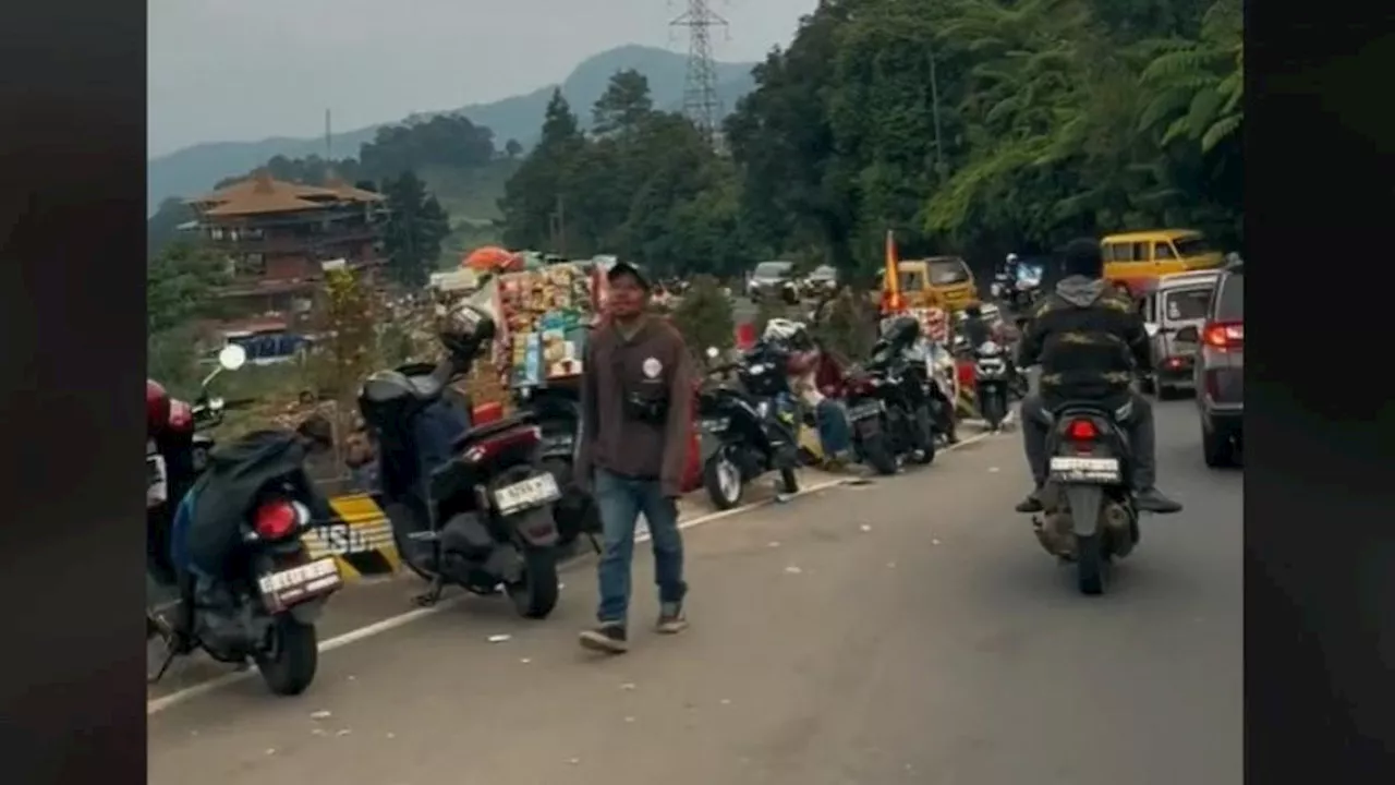 Lapak Digusur, PKL Kembali Penuhi Jalur Puncak Bogor dengan Berjualan di Mobil dan Motor