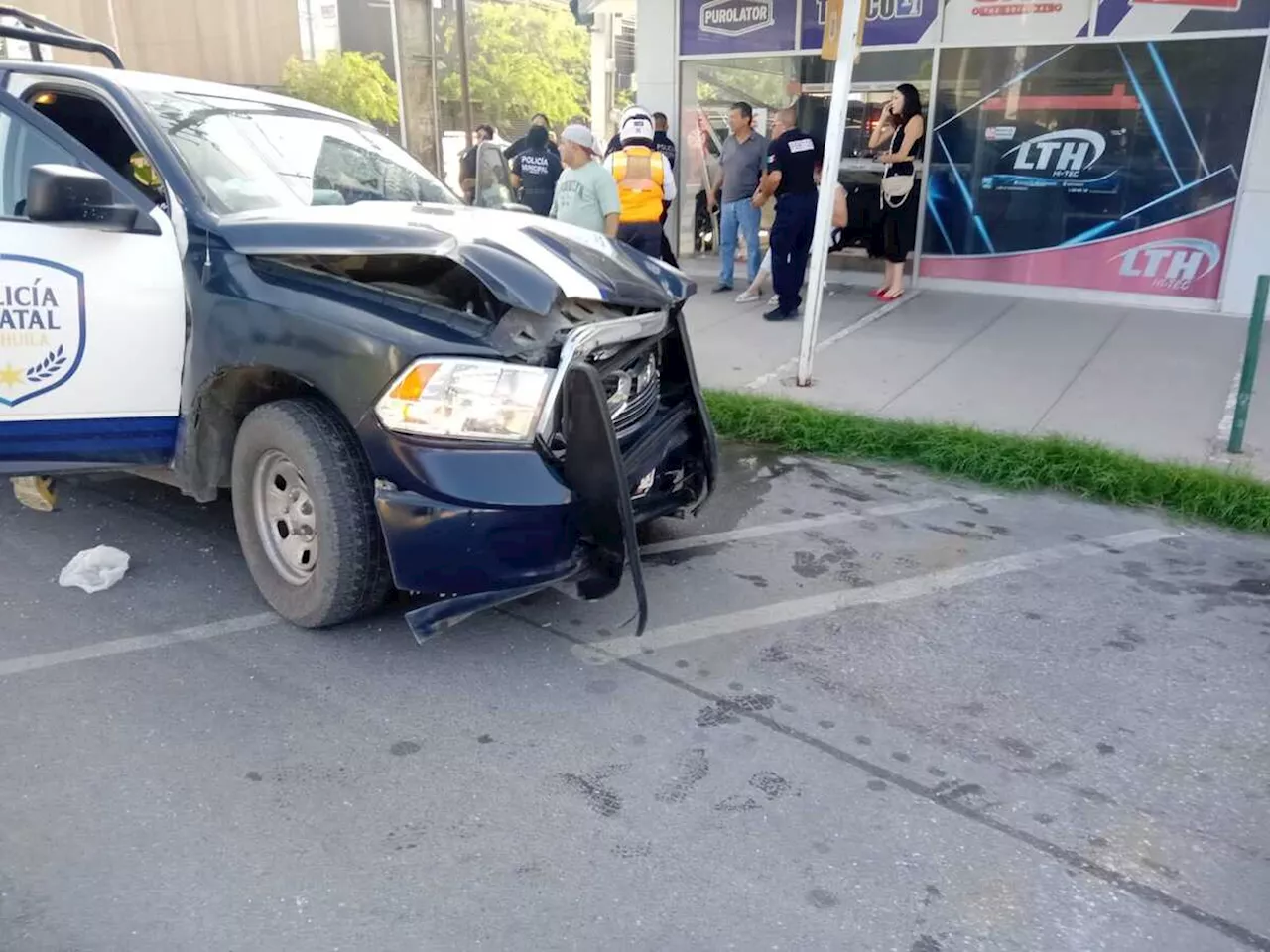 Estatales ignoran semáforo y ocasionan percance vial en Torreón; hay tres lesionados