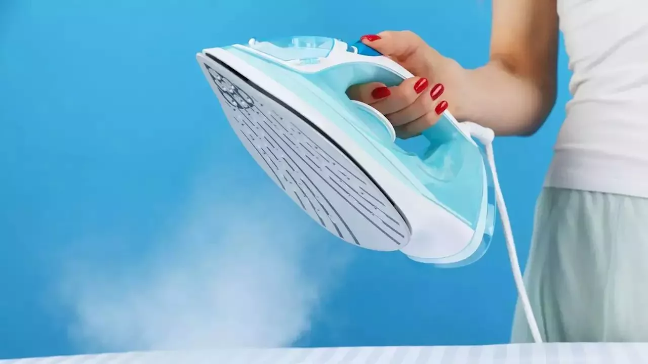 Best Steam Iron In India : कपड़ों से सिलवटें अब होगी चुटकियों में गायब, घर ले आएं मल्टीपल फीचर स्टीम आयरन