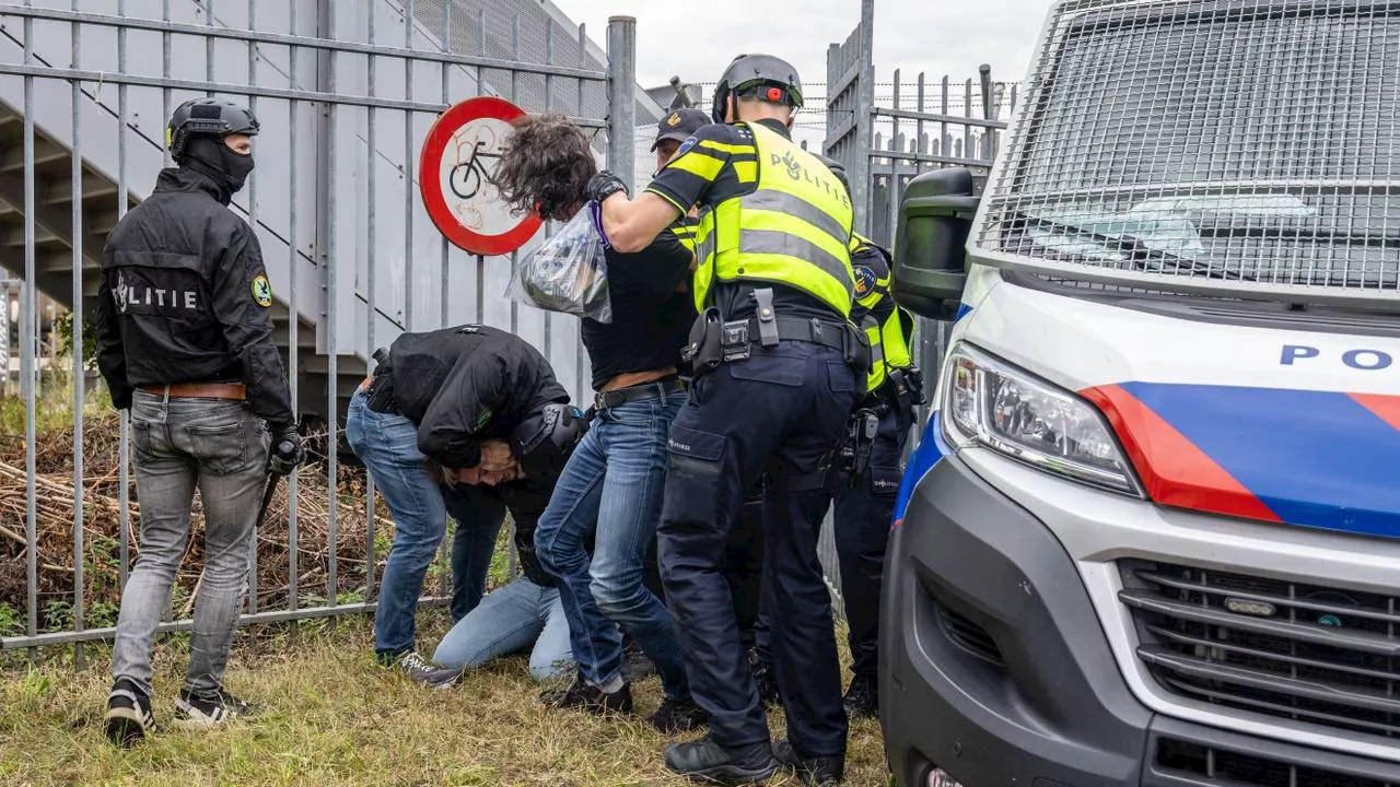 NAC-supporters vallen medewerkers in de Kuip aan en slopen tent