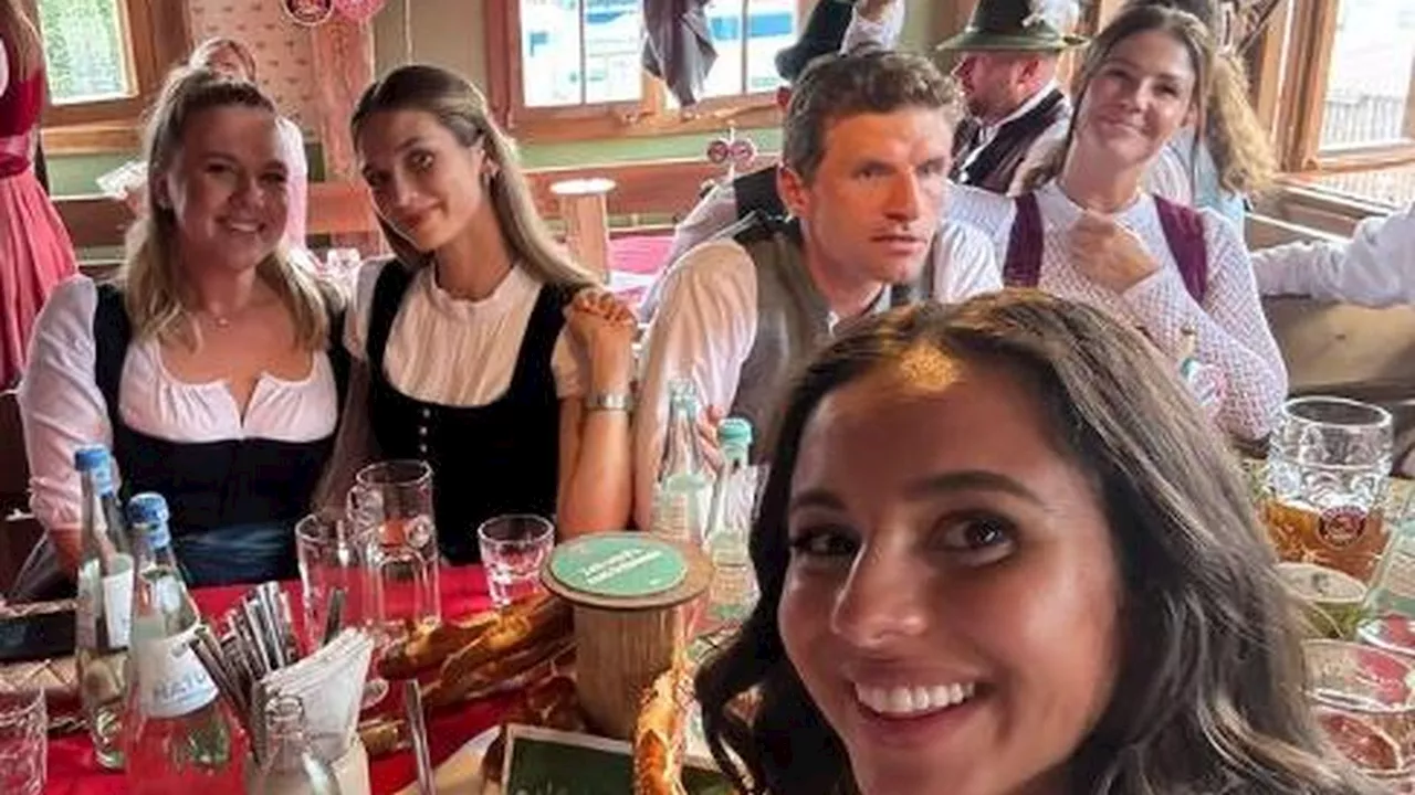 Ohne seine Lisa: Thomas Müller feiert auf dem Oktoberfest