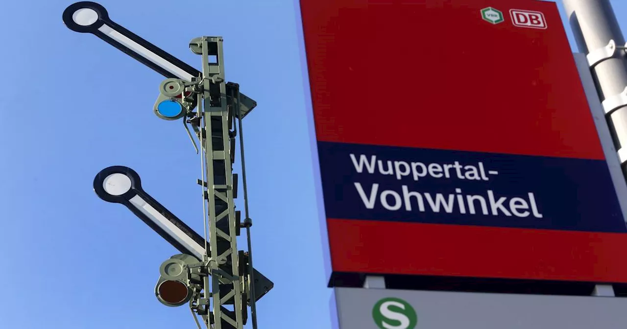 Wuppertal: Mann am Bahnhof Vohwinkel von Gruppe mit Messer attackiert