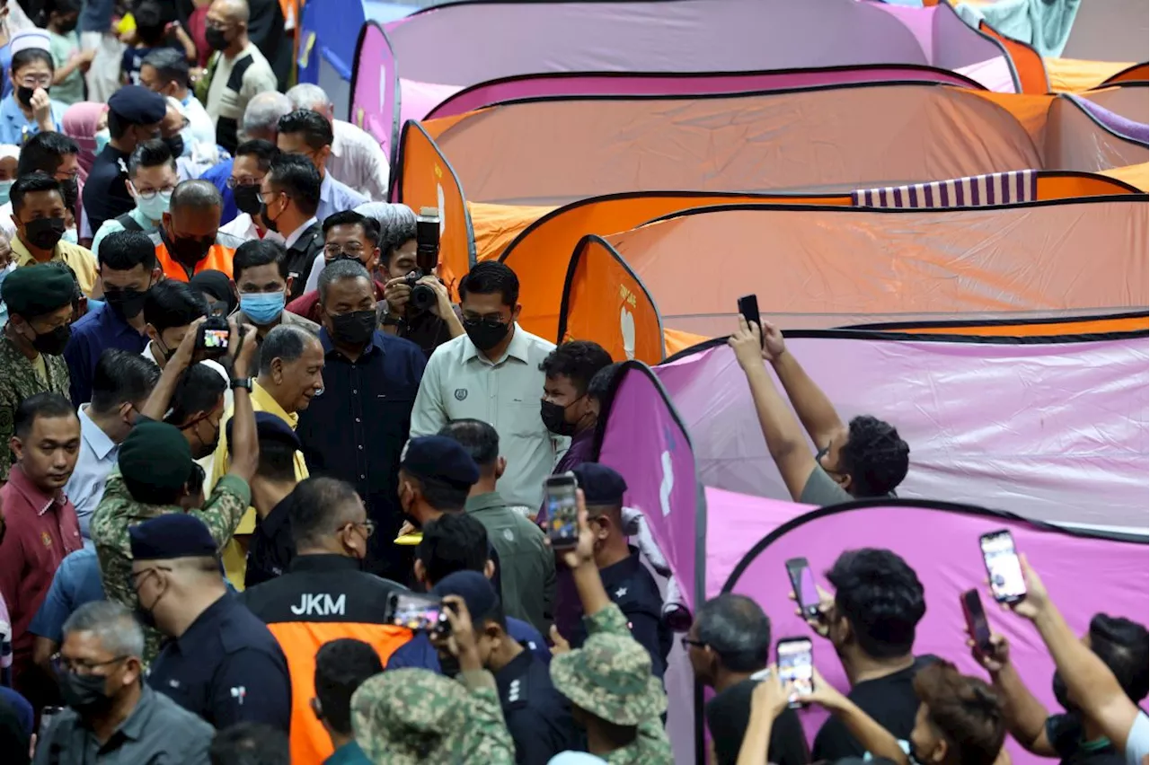 Sultan of Kedah visits flood evacuees at relief centre