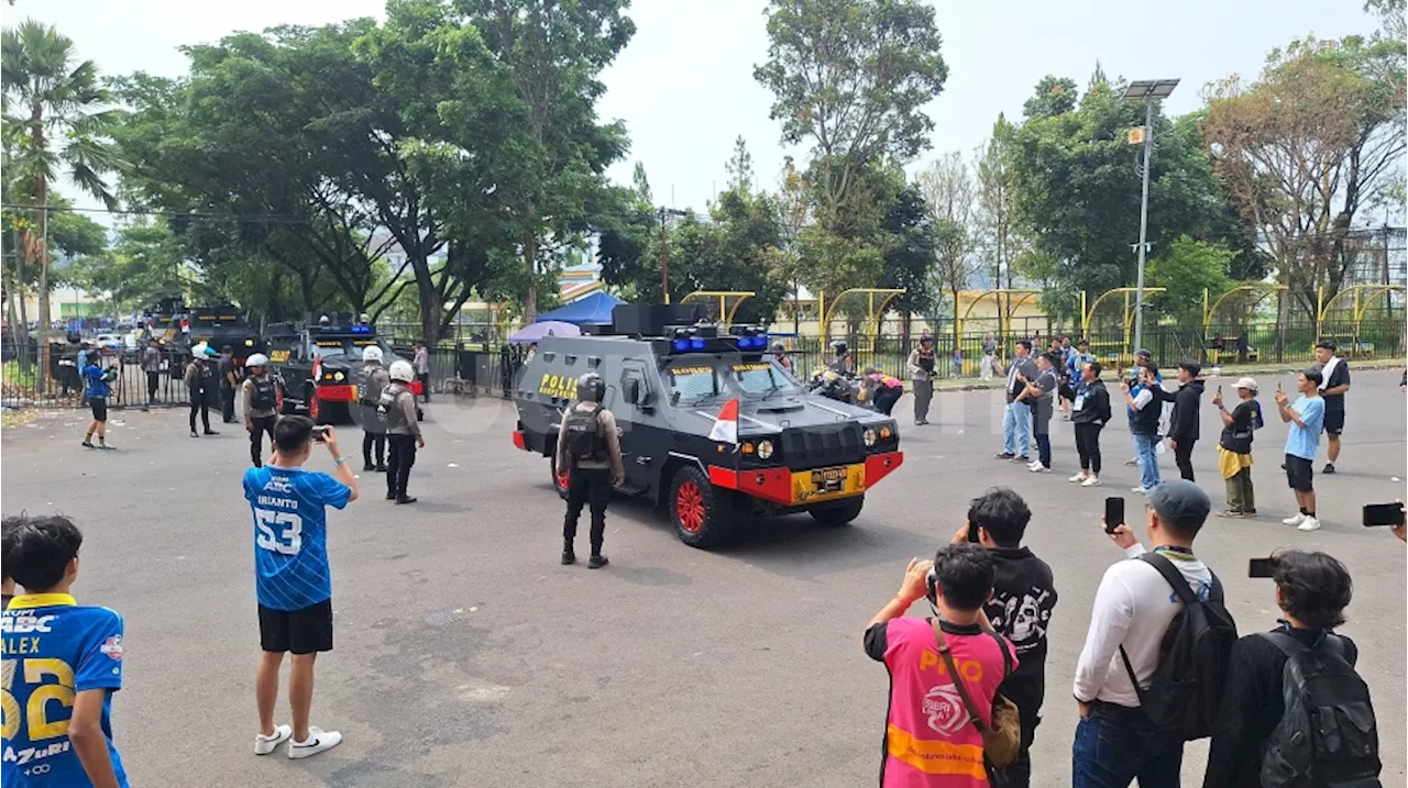 Beda Kendaraan Persib dan Persija ke Si Jalak Harupat: Macan Kemayoran Naik Rantis Lapis Baja