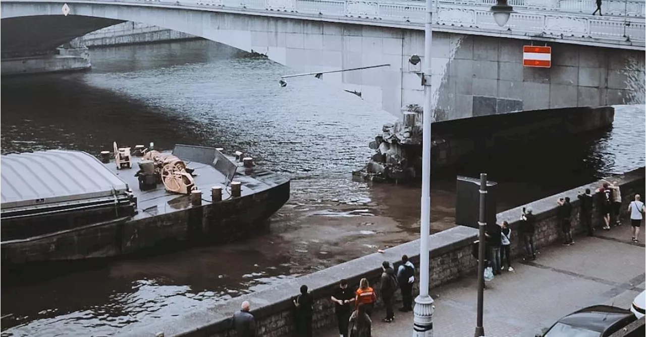 Une barge percute le pont des Arches à Liège : la circulation complètement interrompue, des déviations mises