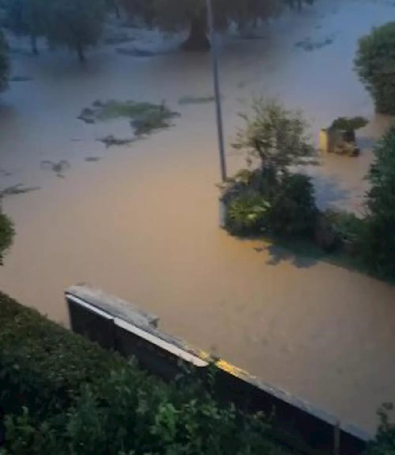 Frane e allagamenti nel Livornese, in corso salvataggi di persone