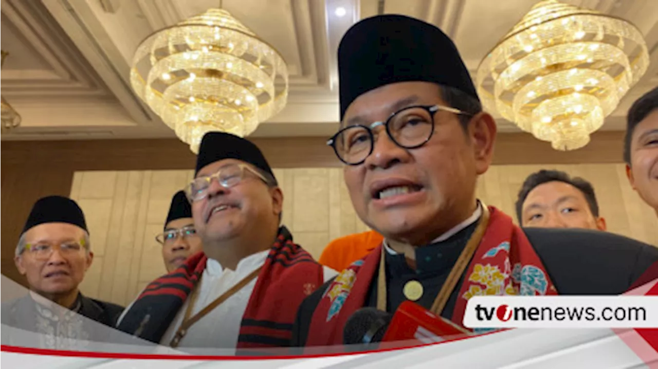 Aksi Unik Pramono Anung-Rano Karno Berangkat ke KPU Jakarta Naik Oplet Ditemani Mandra