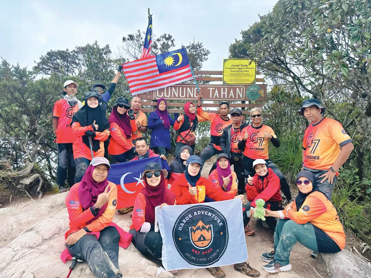 Warga emas kibar Jalur Gemilang di Gunung Tahan