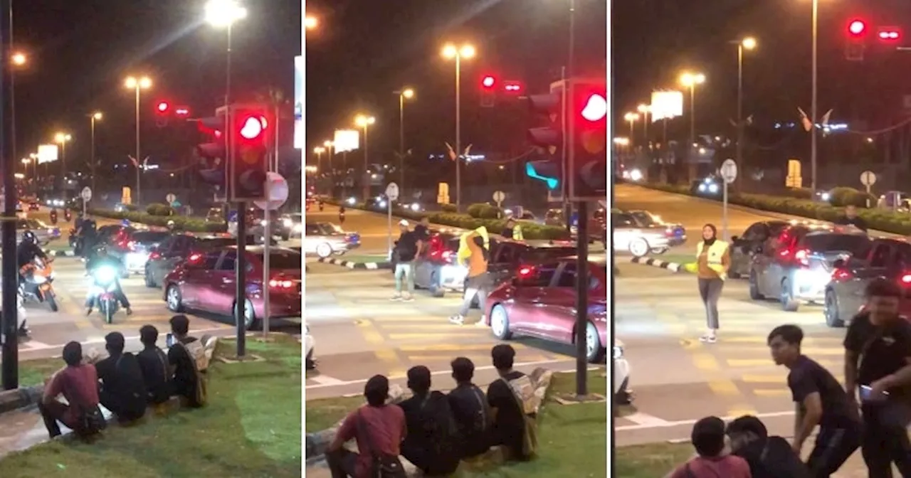 PDRM Officers in Plain Clothes Use Private Vehicles to Block Road & Apprehend Mat Rempits in Kuantan