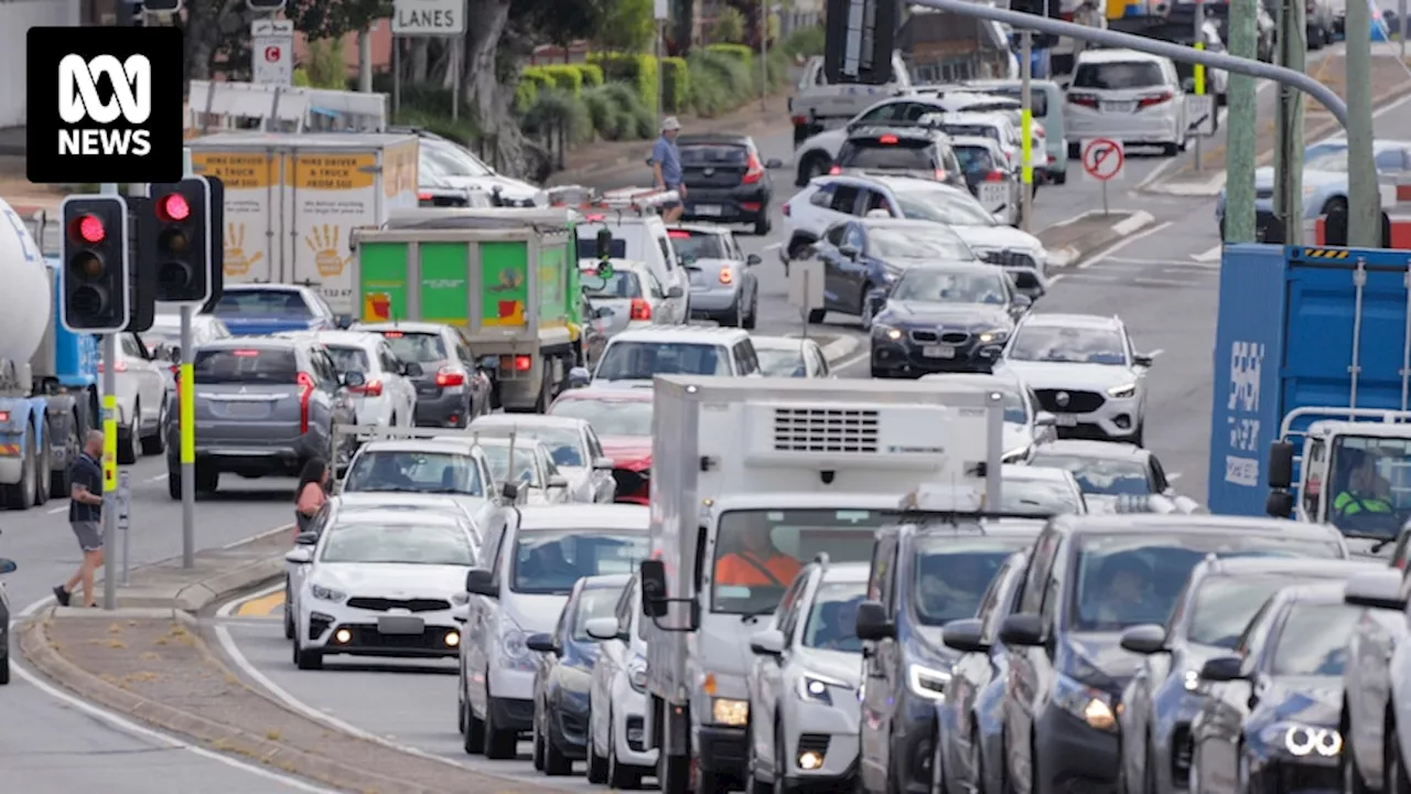 Tailgaters, mobile phone users to be revealed in real-time in Queensland warning signs trial