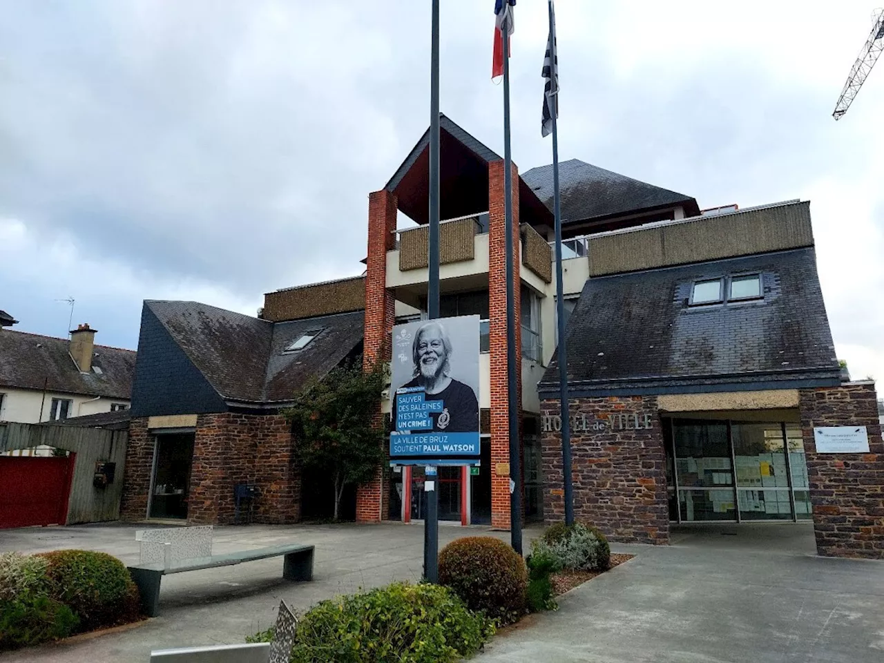 Près de Rennes : c'est quoi cette affiche placardée devant la mairie de Bruz