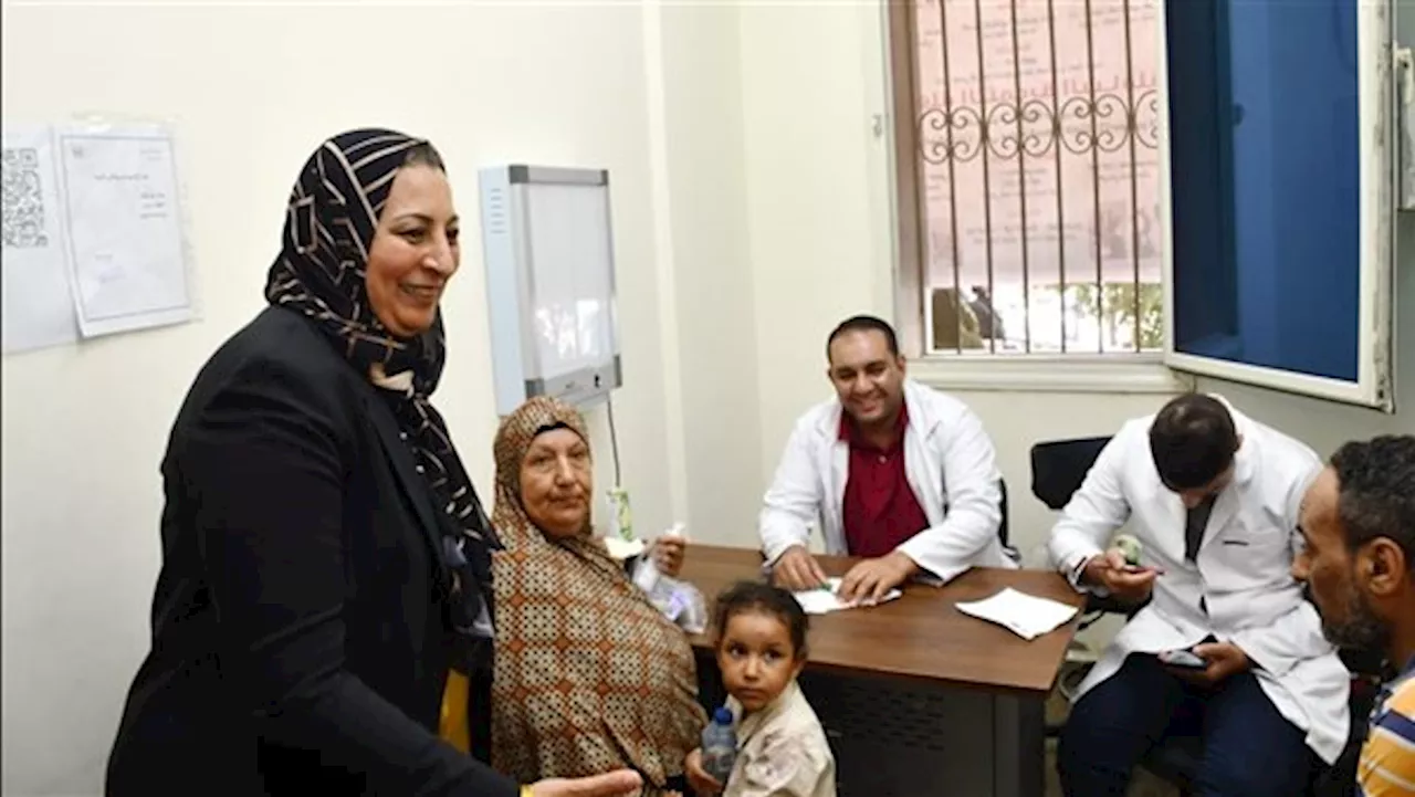 نائب رئيس جامعة عين شمس تتفقد القافلة التنموية الشاملة بحي أهالينا 1