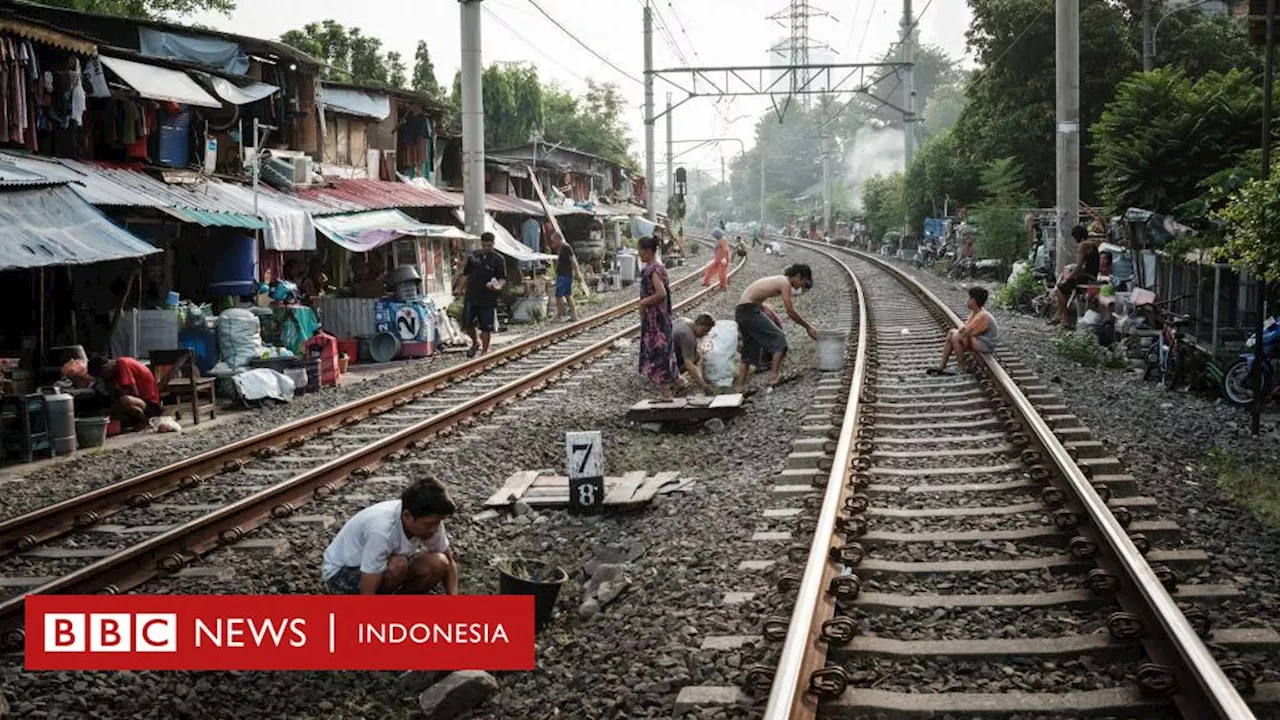 Empat orang tewas tertabrak kereta api di Karawang – Salah siapa dan apa solusinya?