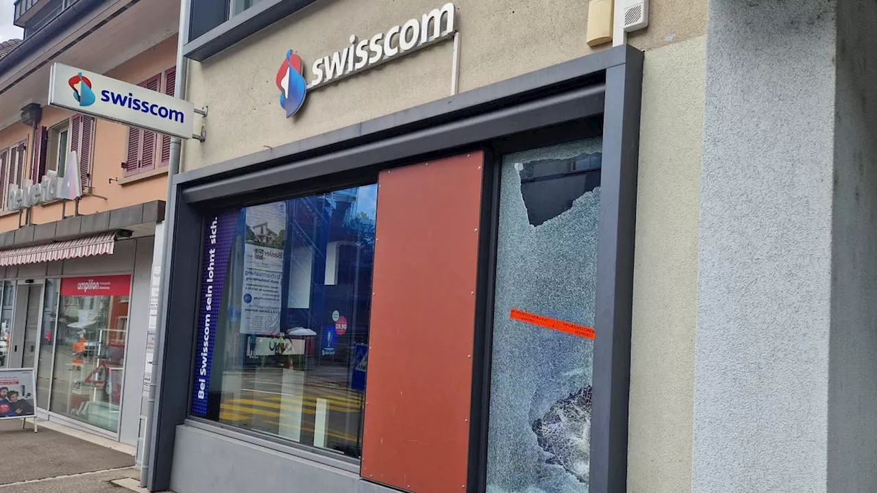 Einbruchversuch in den Swisscom-Shop: Unbekannte versuchten in der Nacht, in den Laden zu gelangen