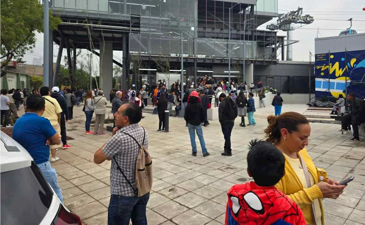 Decenas de personas hacen fila durante horas para ser los primeros en usar la Línea 3 del Cablebús