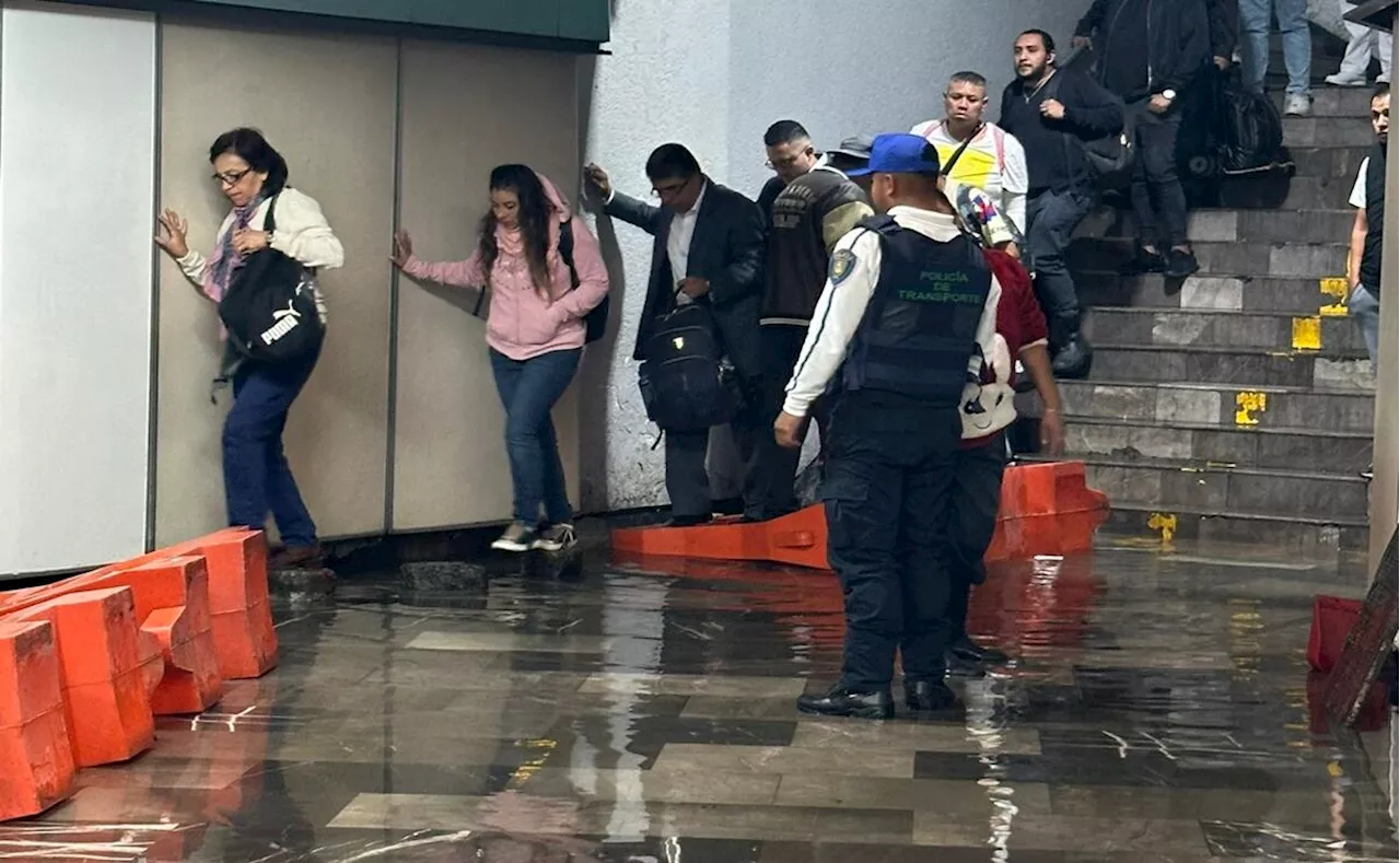 Metro CDMX: Usuarios de la Línea 4 sufren por enormes charcos en la estación Martín Carrera