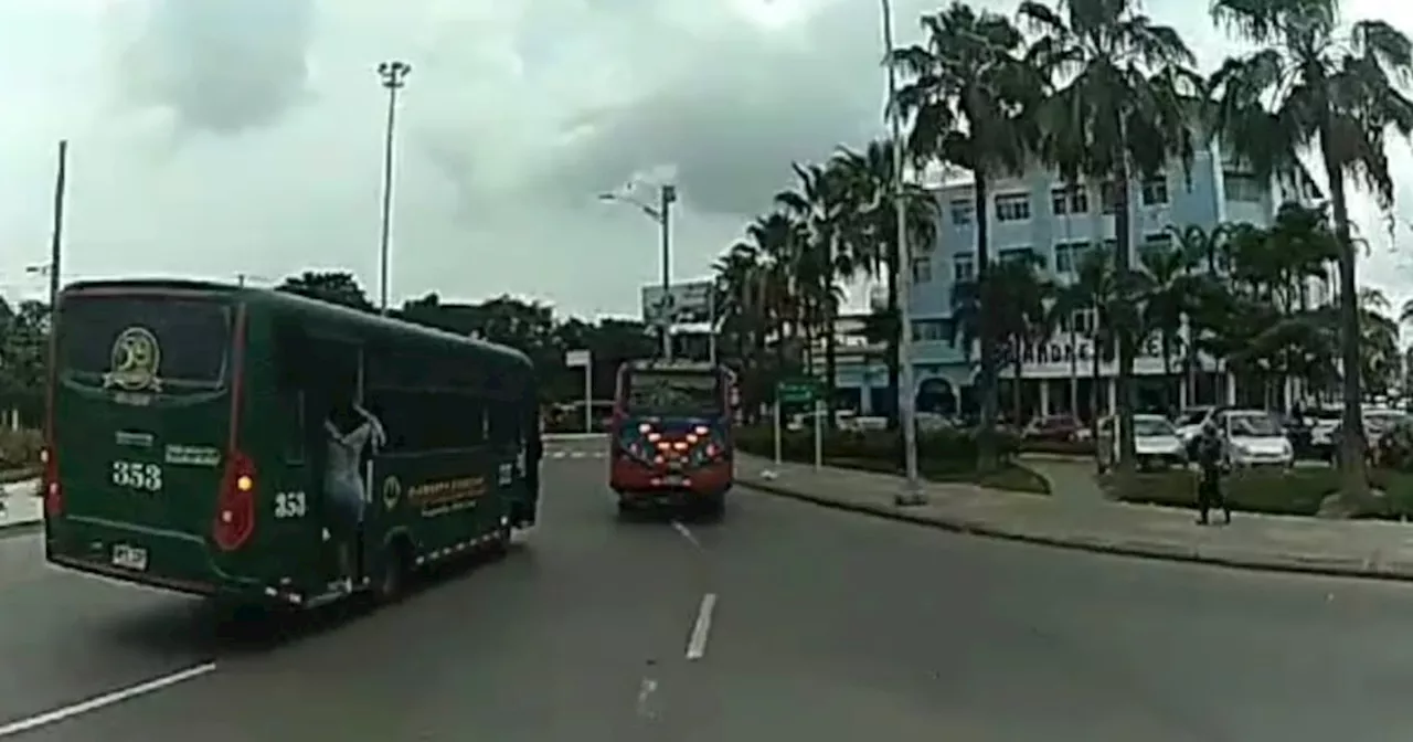 Revelan video de momento en que embarazada cae de bus en movimiento