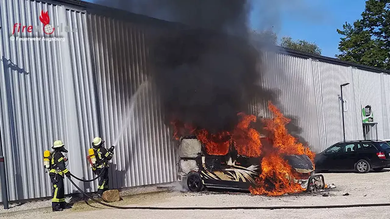 Bayern: Autovollbrand neben Gebäudefassade in Augsburg