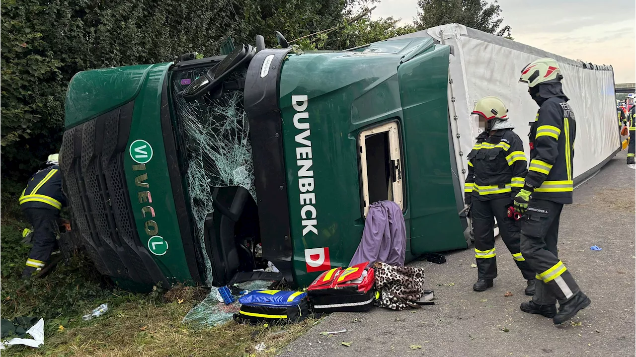 Lastwagenkipper auf der A8: Beifahrer stirbt