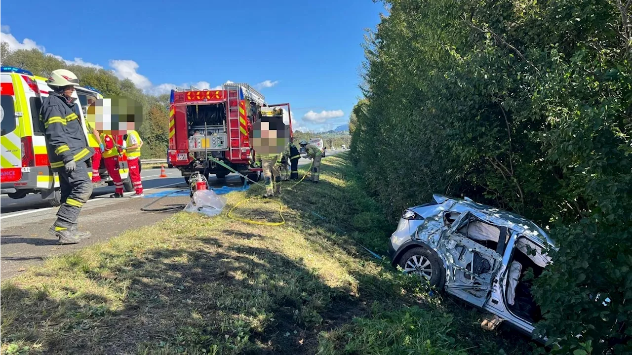  Sekundenschlaf! Auto kracht über Böschung in Baum