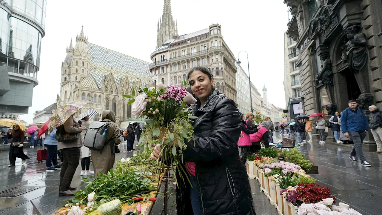 Überraschung für Passanten - Deshalb gab es in der Wiener City gratis Blumensträuße